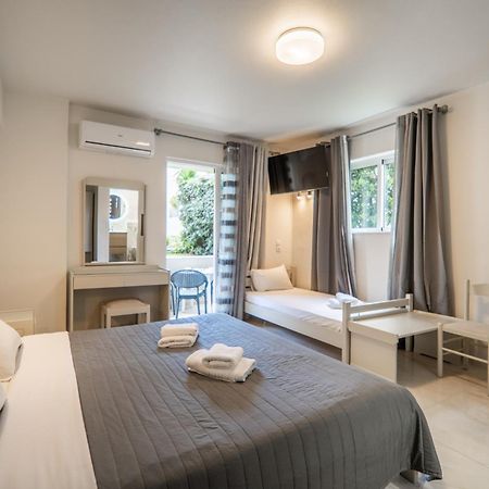 Manos Beachside Apartments Agia Marina Extérieur photo