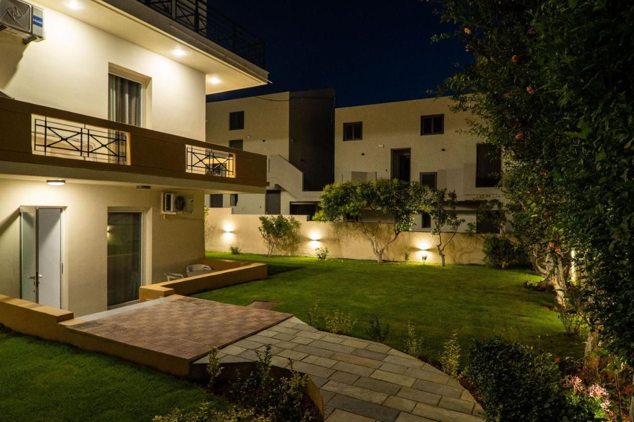 Manos Beachside Apartments Agia Marina Extérieur photo