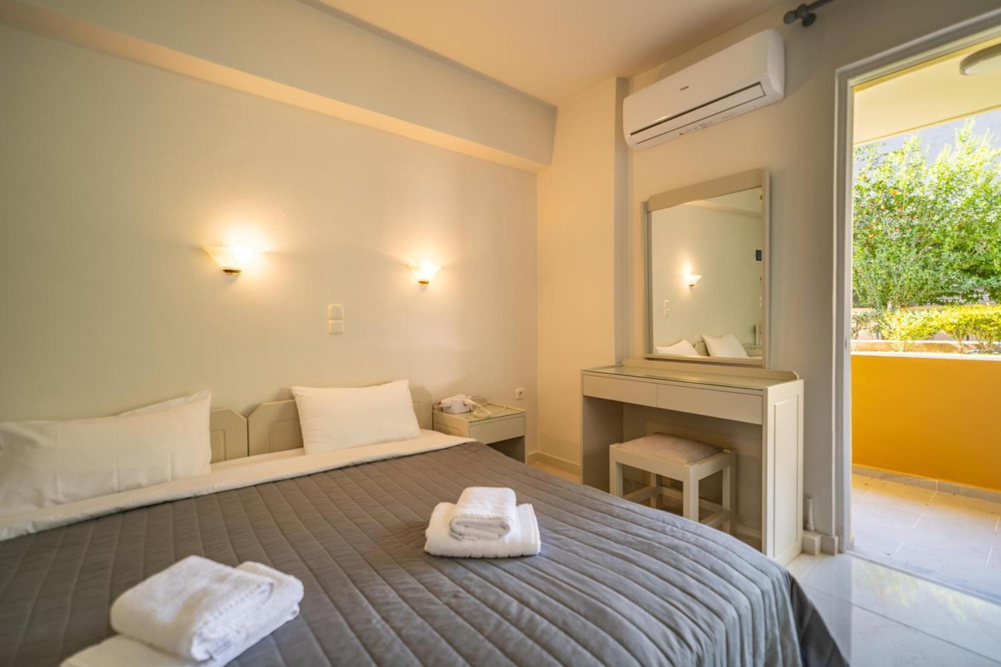 Manos Beachside Apartments Agia Marina Extérieur photo