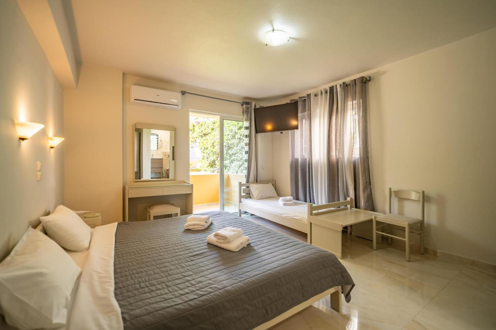 Manos Beachside Apartments Agia Marina Extérieur photo