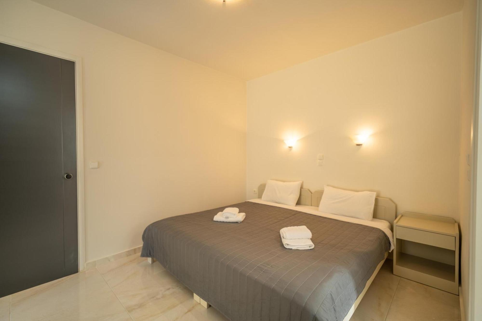 Manos Beachside Apartments Agia Marina Extérieur photo