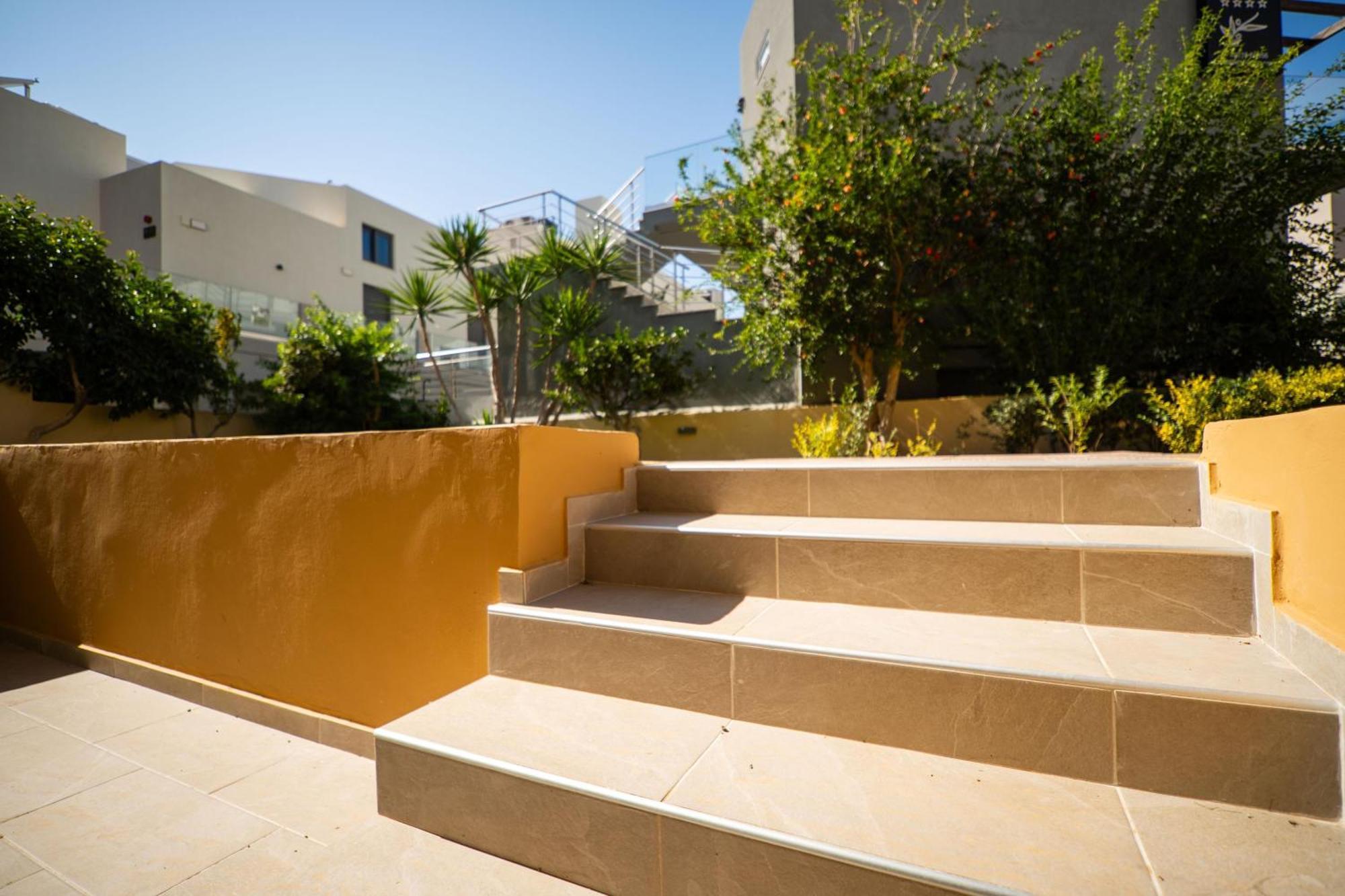 Manos Beachside Apartments Agia Marina Extérieur photo