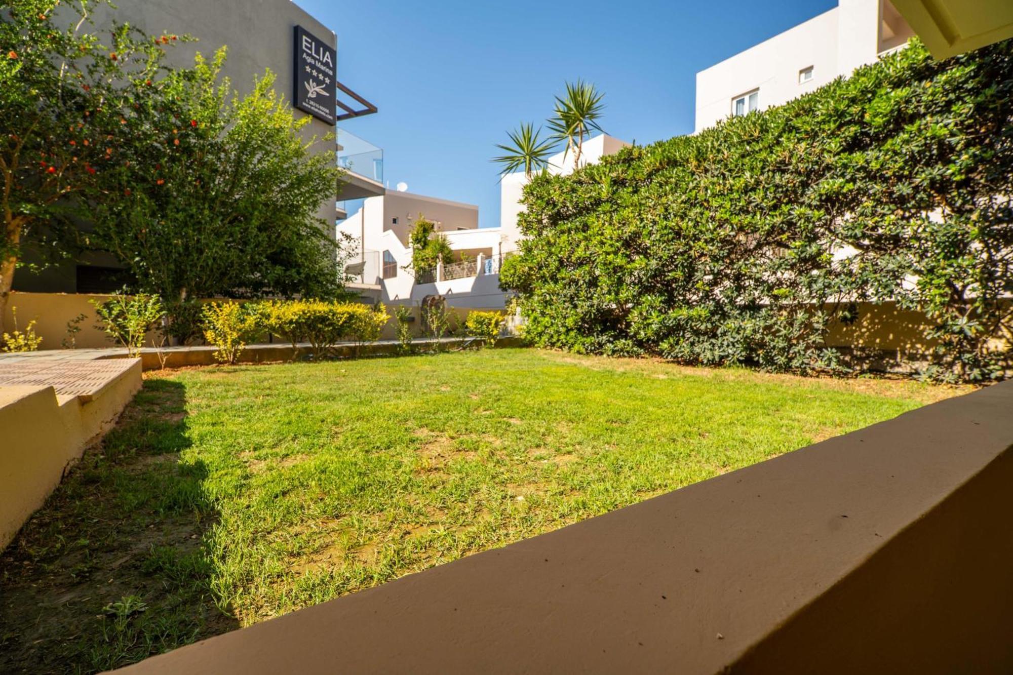 Manos Beachside Apartments Agia Marina Extérieur photo