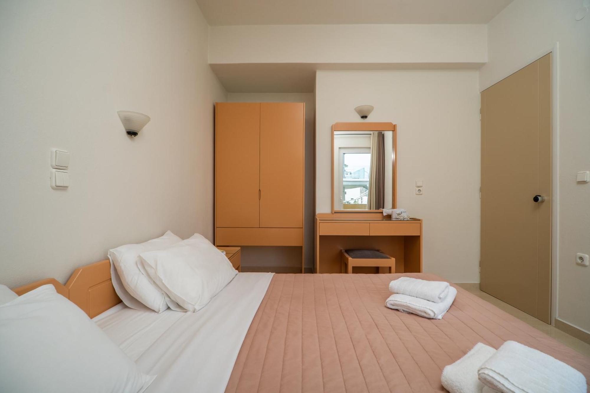 Manos Beachside Apartments Agia Marina Chambre photo