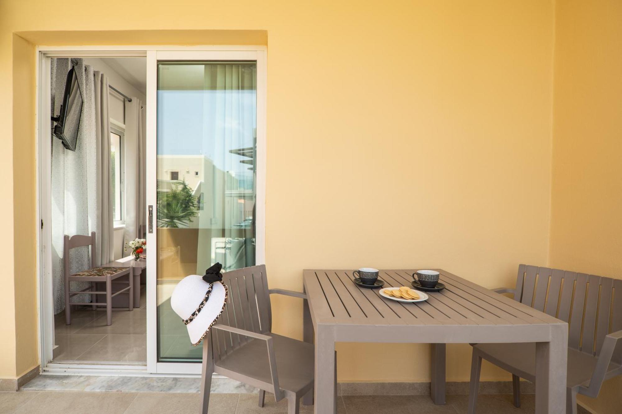 Manos Beachside Apartments Agia Marina Chambre photo