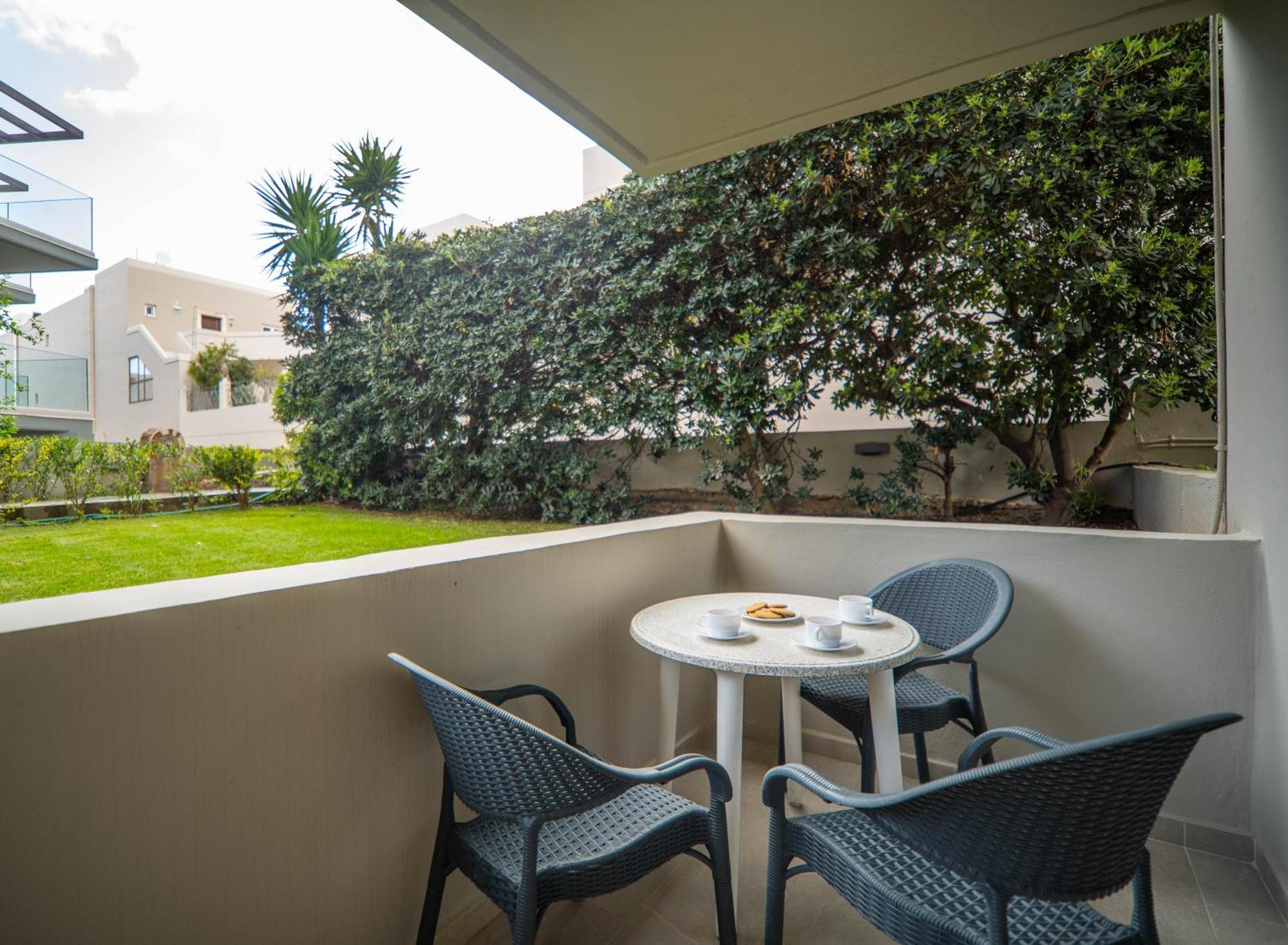 Manos Beachside Apartments Agia Marina Extérieur photo