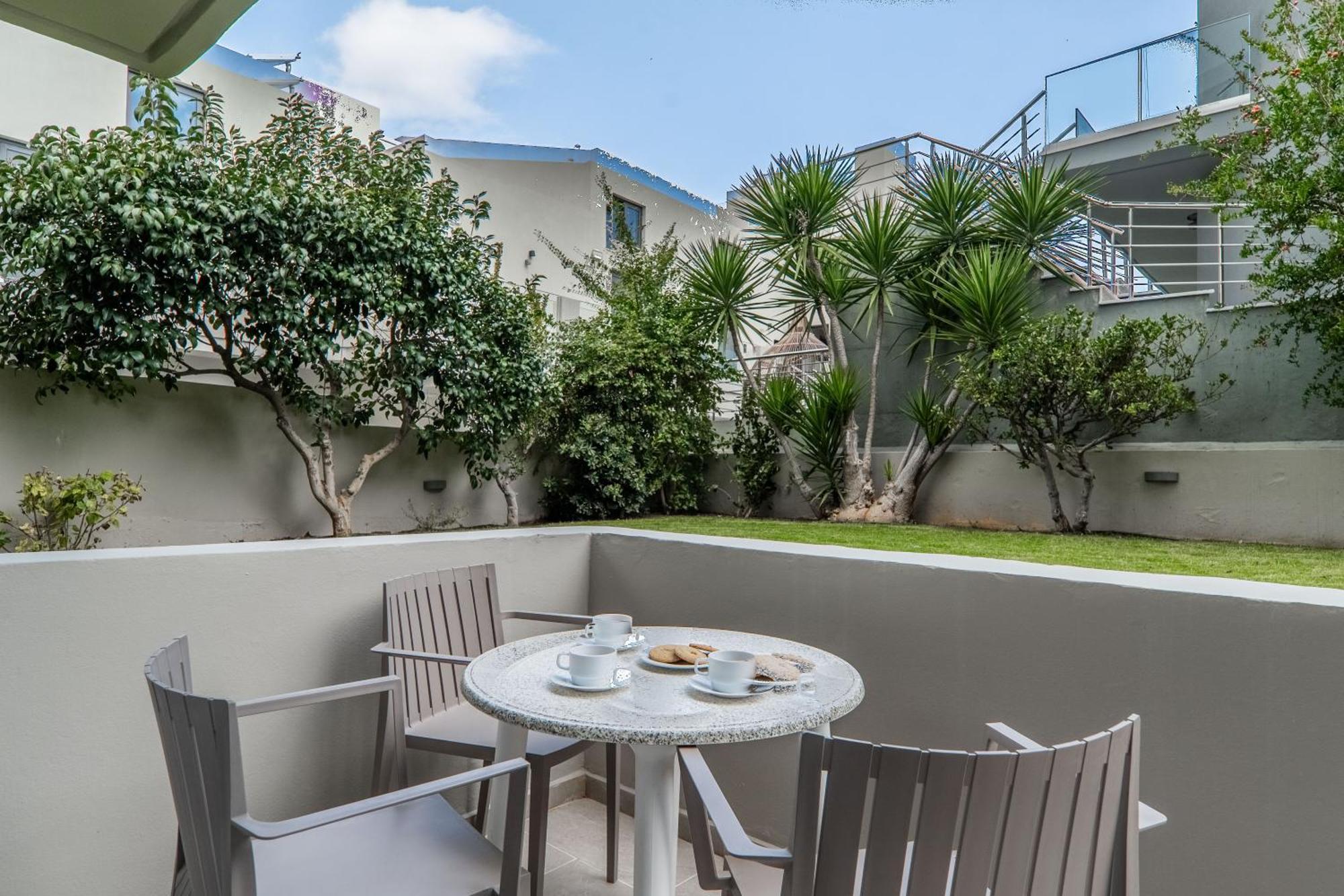 Manos Beachside Apartments Agia Marina Extérieur photo