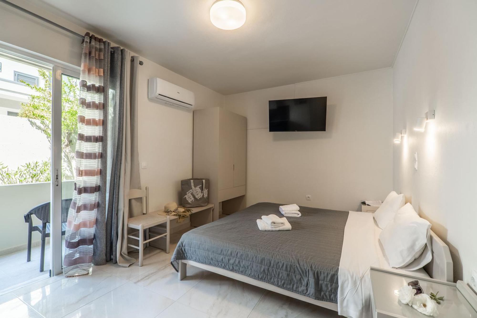 Manos Beachside Apartments Agia Marina Extérieur photo