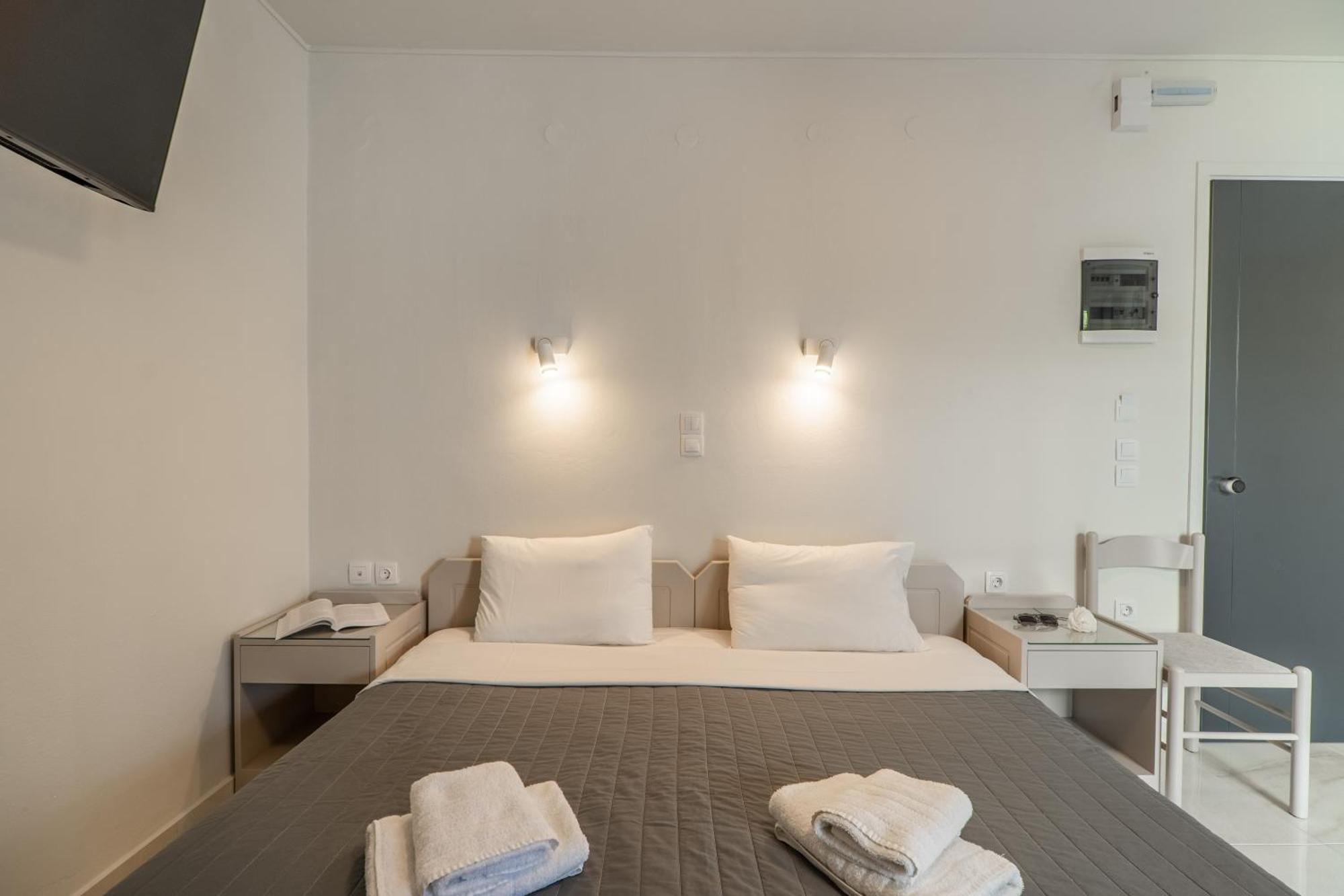 Manos Beachside Apartments Agia Marina Chambre photo