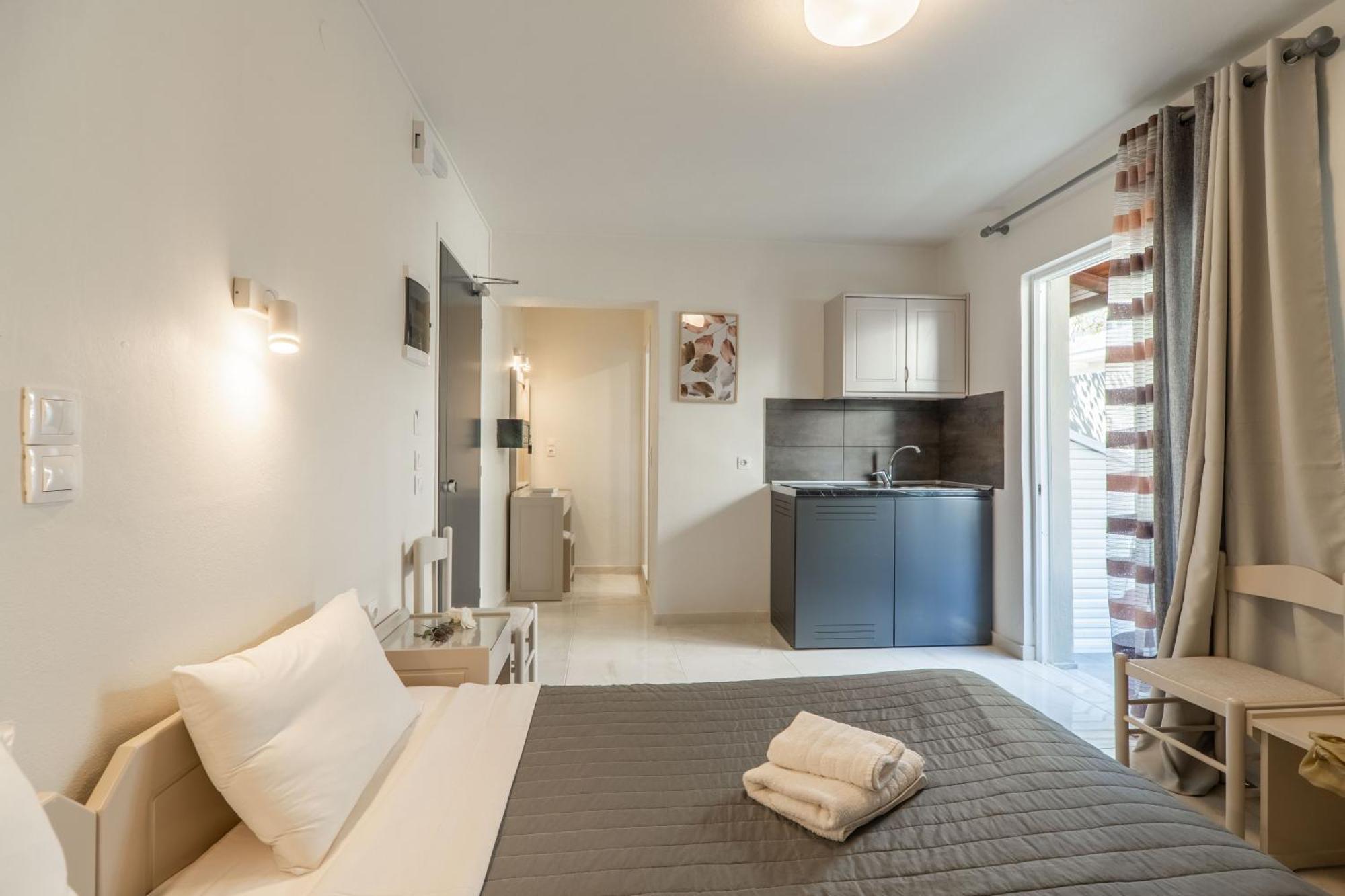 Manos Beachside Apartments Agia Marina Extérieur photo