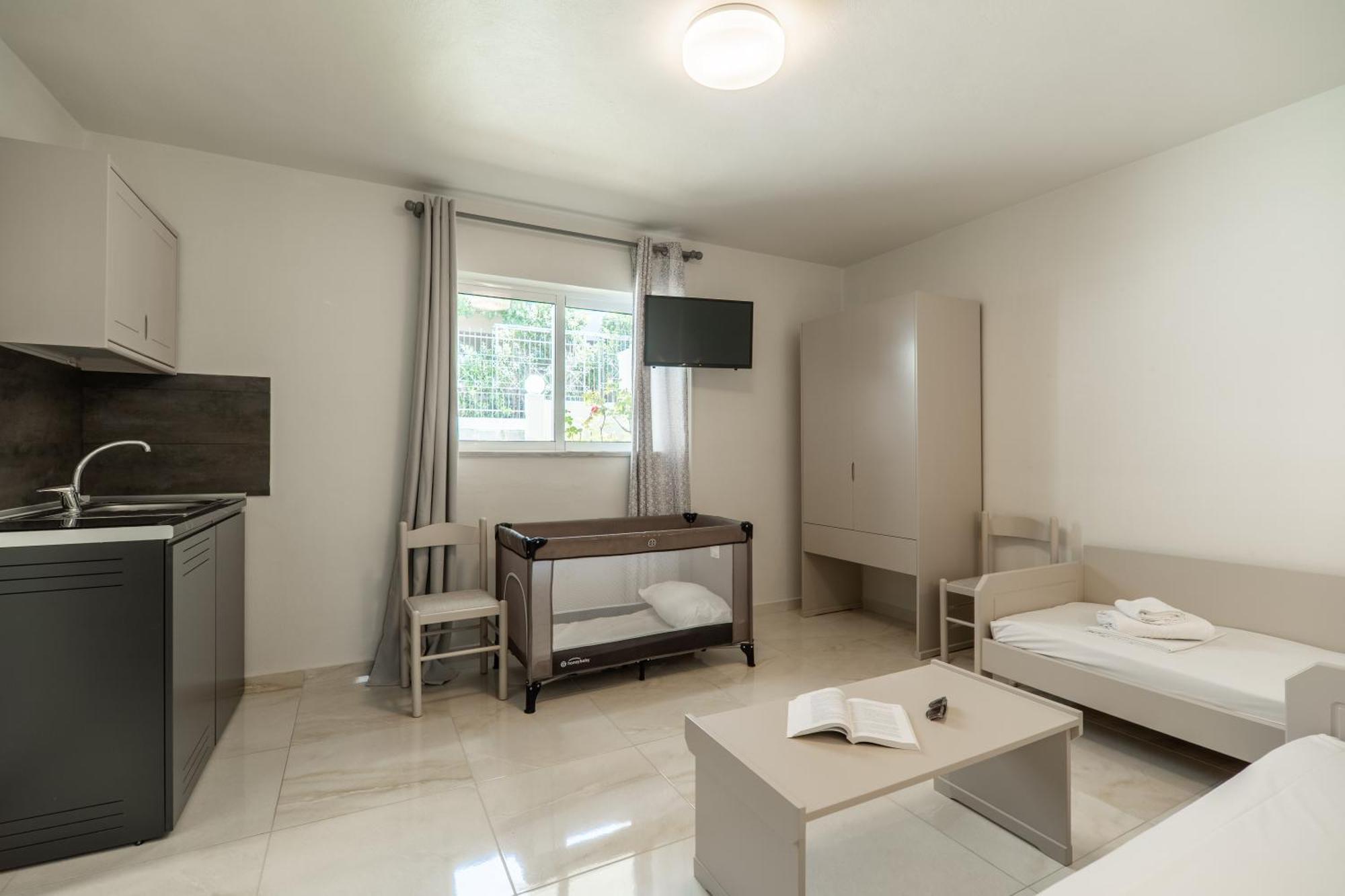 Manos Beachside Apartments Agia Marina Chambre photo