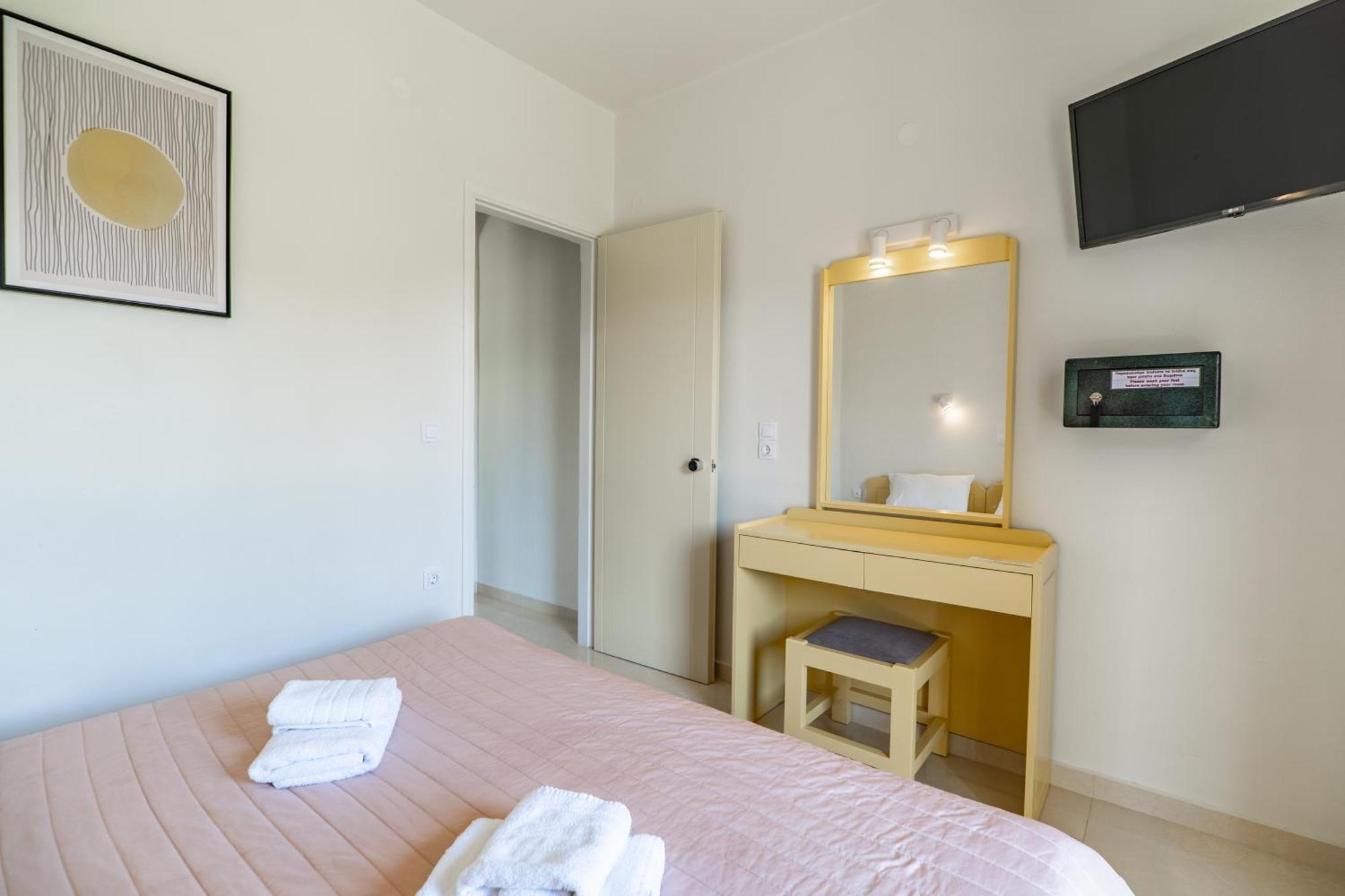 Manos Beachside Apartments Agia Marina Extérieur photo