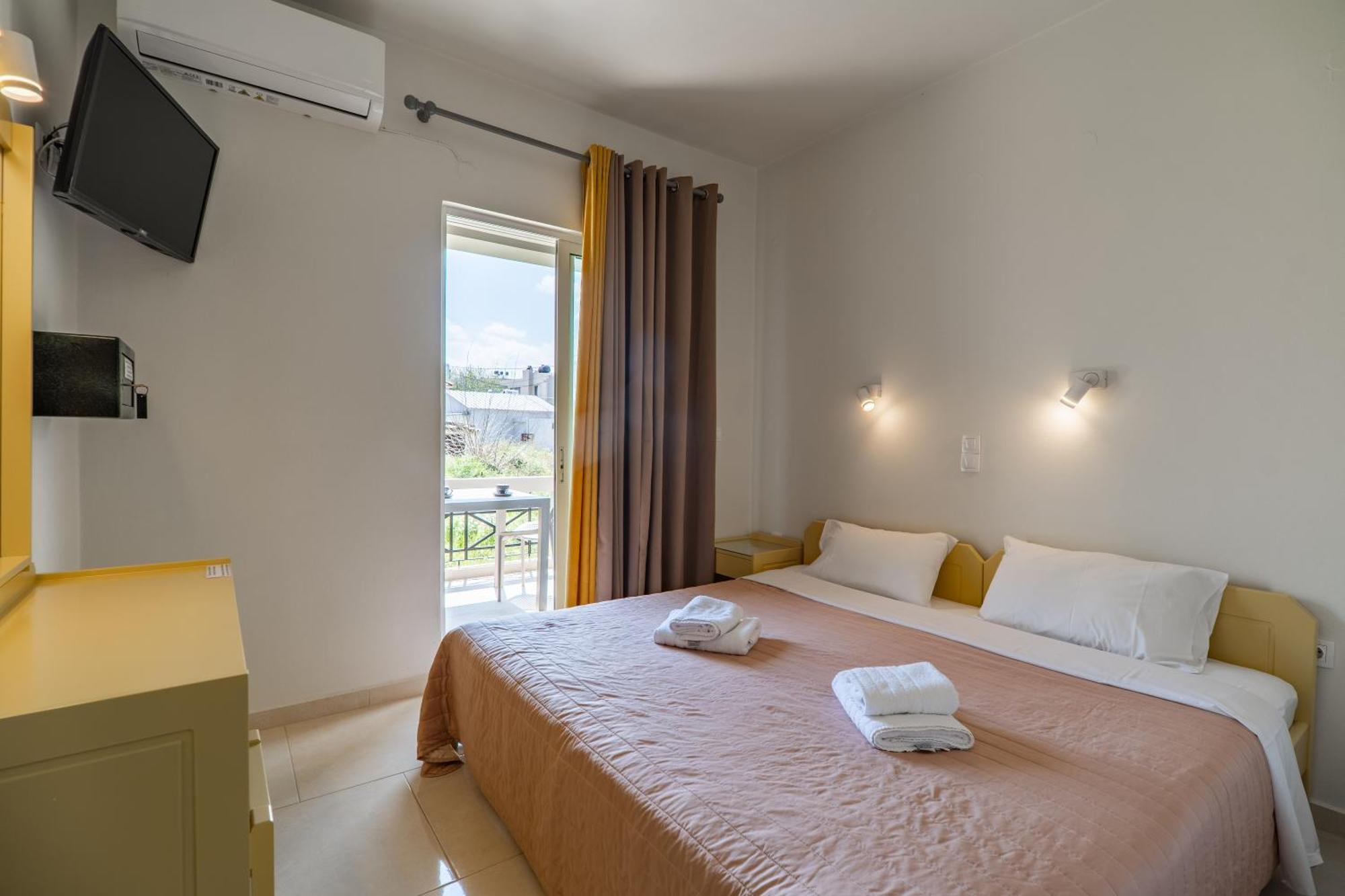 Manos Beachside Apartments Agia Marina Extérieur photo