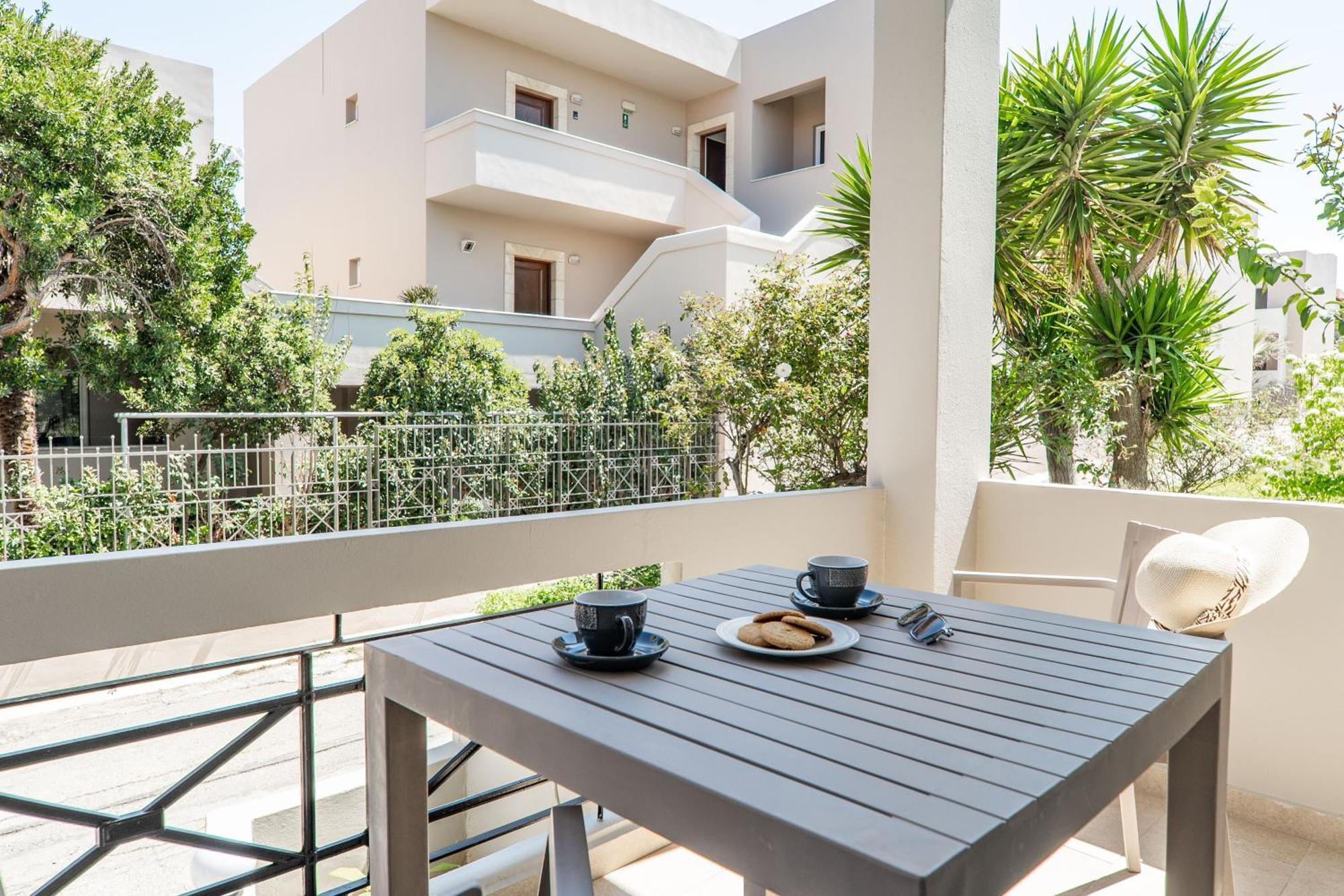 Manos Beachside Apartments Agia Marina Chambre photo