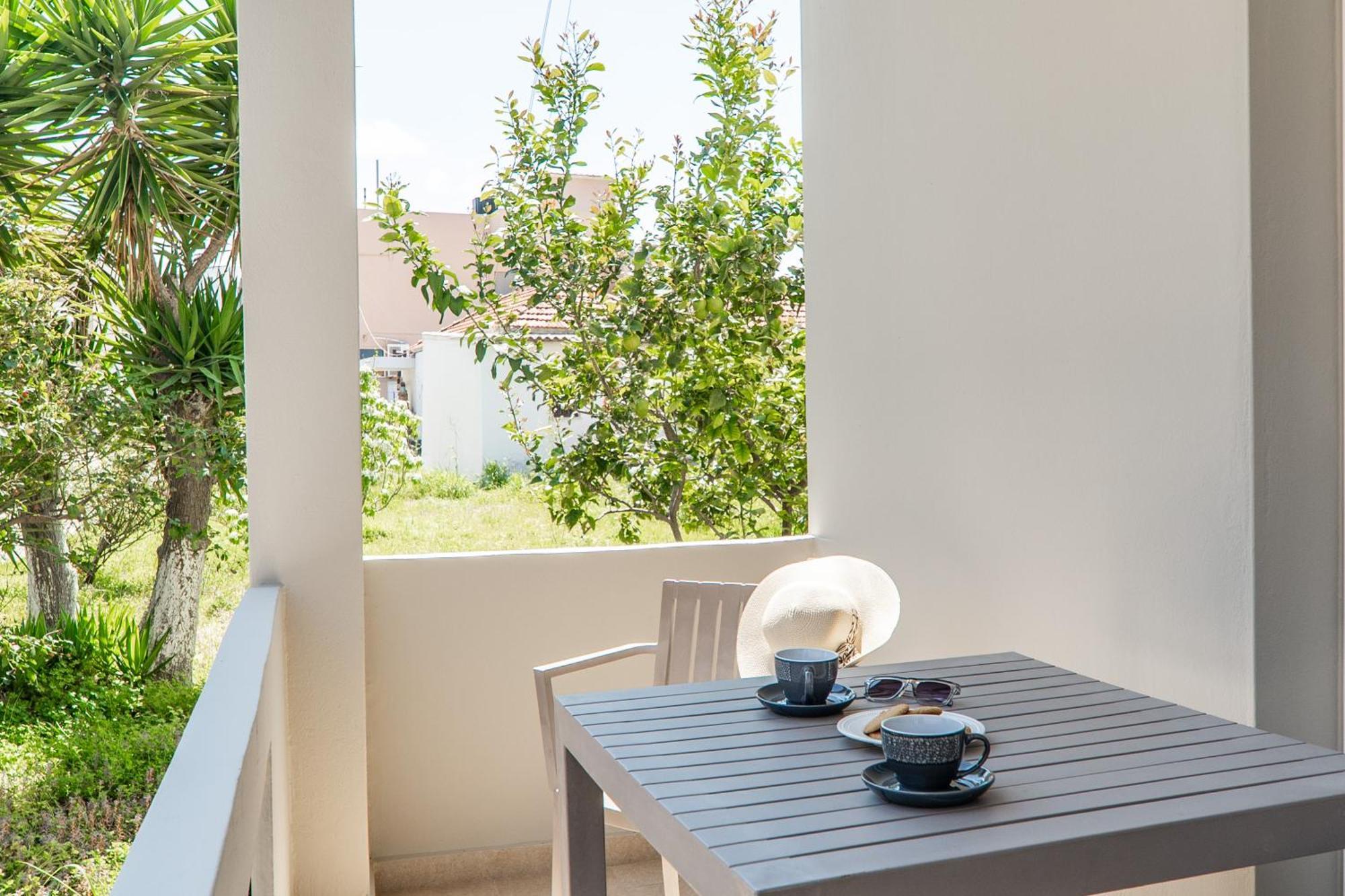 Manos Beachside Apartments Agia Marina Extérieur photo