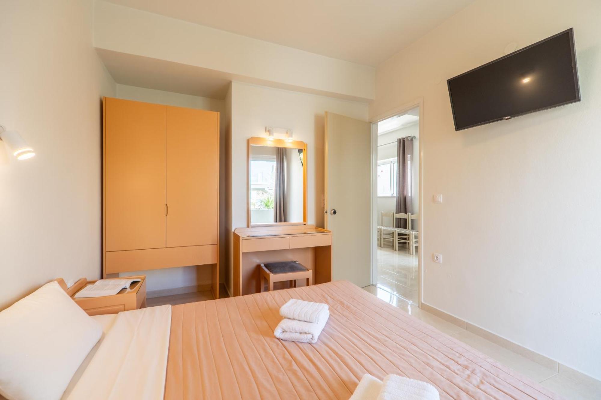 Manos Beachside Apartments Agia Marina Extérieur photo