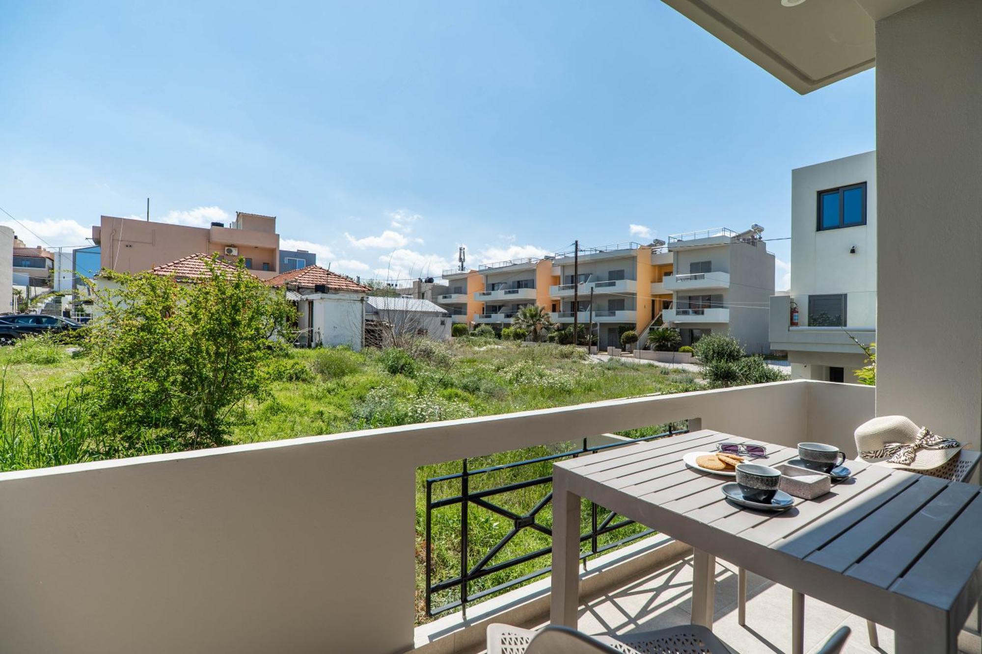 Manos Beachside Apartments Agia Marina Extérieur photo