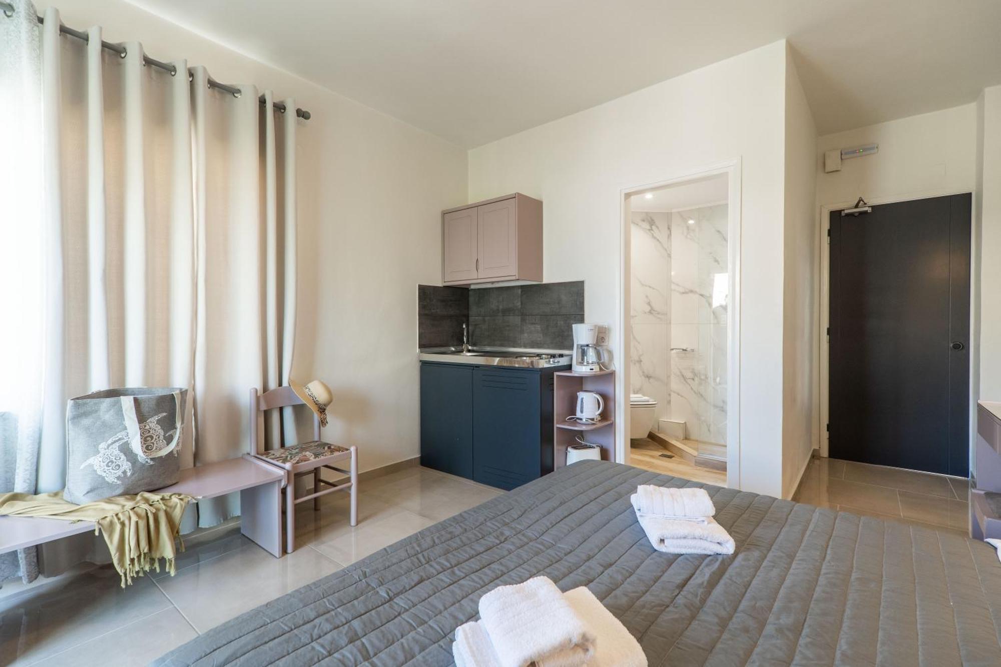 Manos Beachside Apartments Agia Marina Extérieur photo