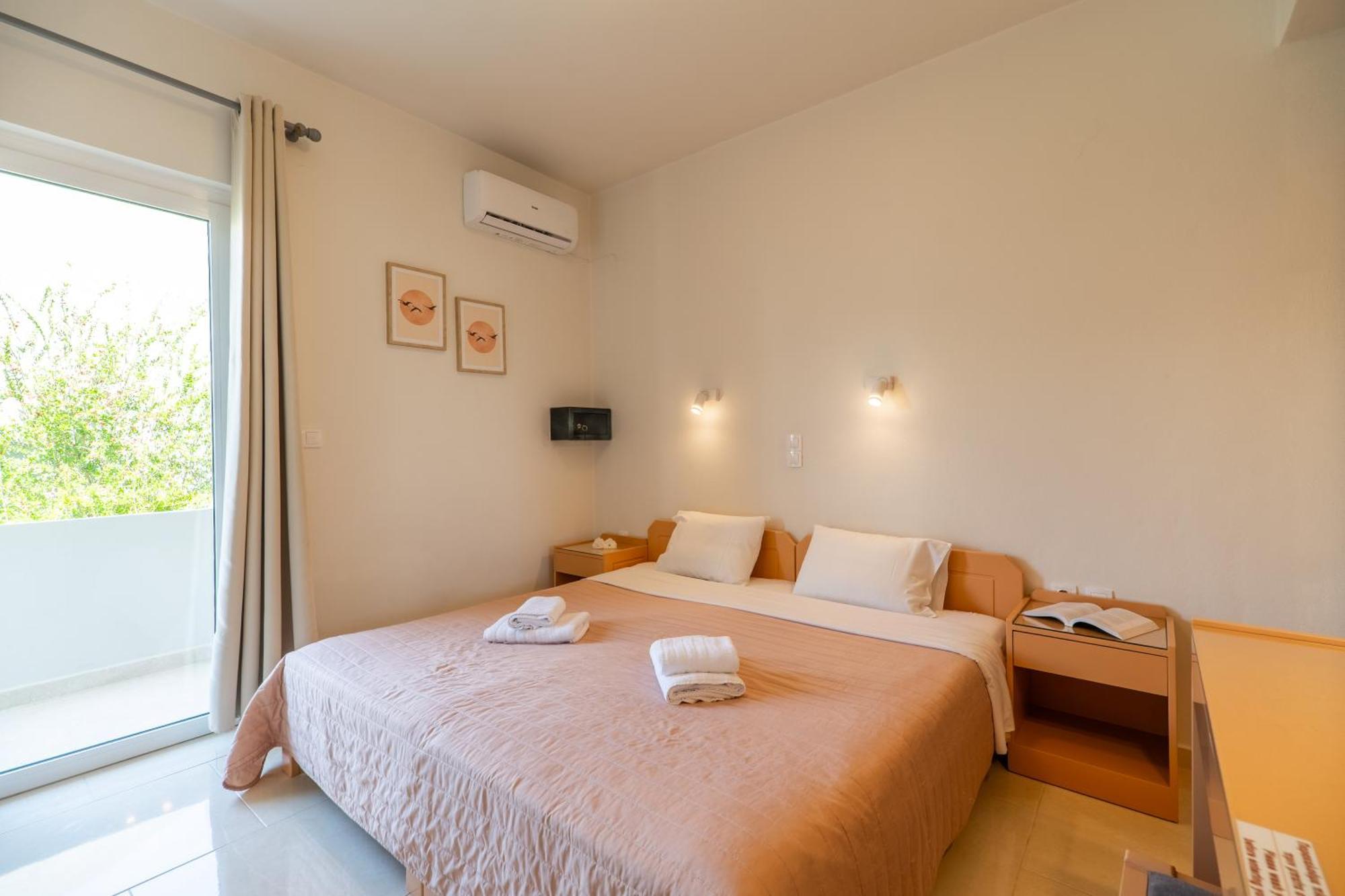 Manos Beachside Apartments Agia Marina Chambre photo