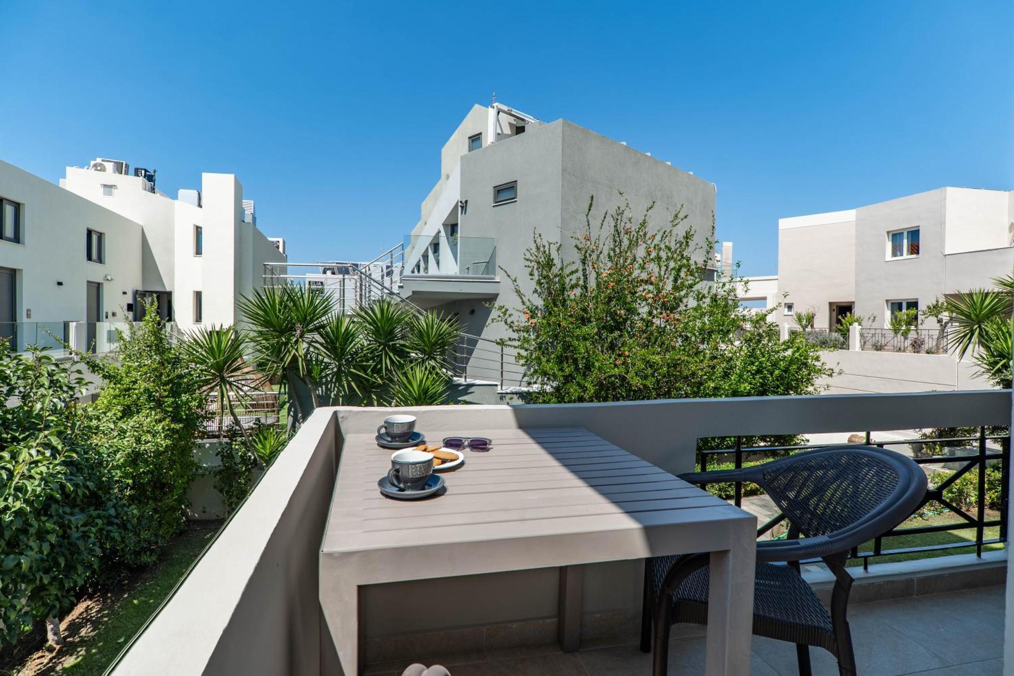Manos Beachside Apartments Agia Marina Extérieur photo